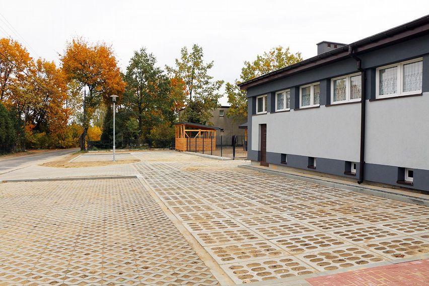 Plac przy byłej szkole w