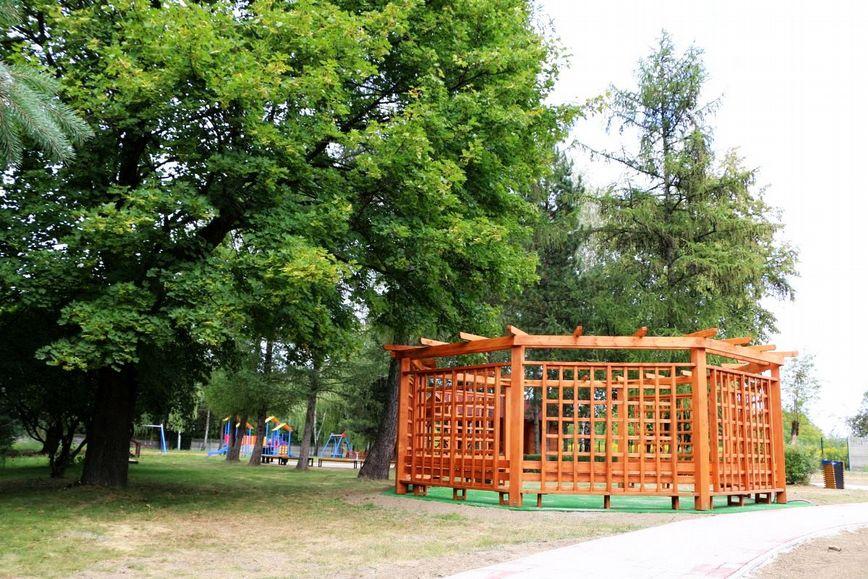 Na placu wygrodzonym pergolą