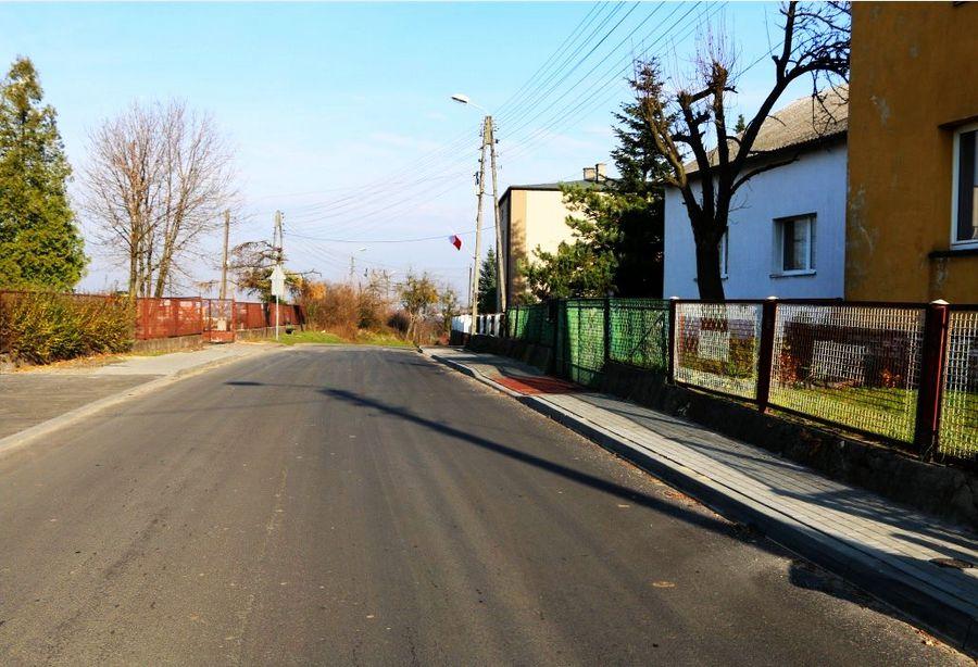 Nowa nawierzchnia wraz z chodnikiem