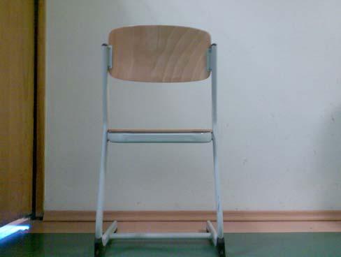 Szerokość siedziska 43 cm, głębokość siedziska ok. 48,5 cm Przód siedziska (wystający poza stelaż) zaokrąglony.