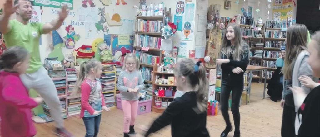 w Gminnej Bibliotece Publicznej w Stanominie uczniowie ze Szkoły Podstawowej w Stanominie oraz gimnazjaliści wraz z opiekunami obejrzeli pełnometrażowy Ferie w bibliotekach Gminy Białogard film