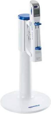 > Do obrotowych uchwytów do pipet można wkładać wszystkie współczesne pipety manualne Eppendorf oraz większość starszych modeli > Ładowarka karuzelowa 2 może przechowywać do sześciu urządzeń