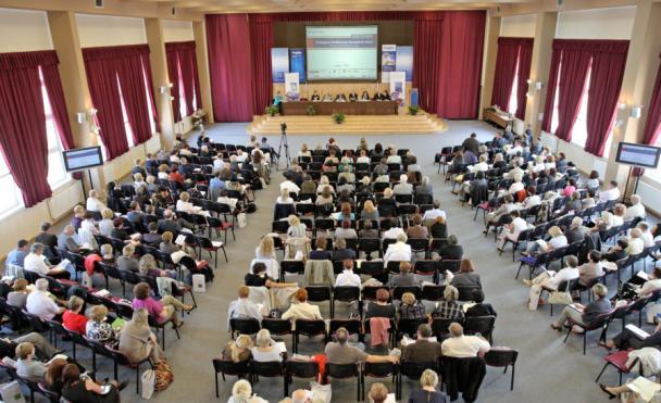 Menedżerom i specjalistom związanym z oświatom dostarcza aktualne, kompleksowe