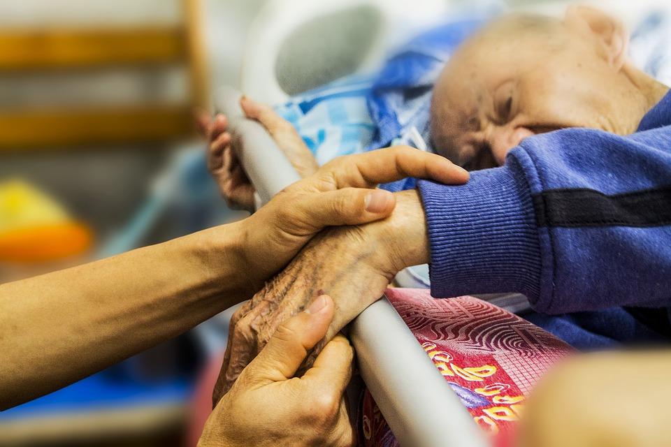 Opis wymagań stanowisk pracy Zawód szkolny: opiekun medyczny Kod zawodu: 50 Źródło: https://pixabay.com/pl/hospicjum-opieka-nad-7676, [dostęp 05.