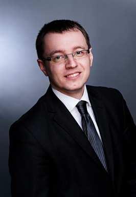 Autorzy: Radosław Niecko - Rechtsanwalt / Adwokat niemiecki Berlin Pan Mecenas Radosław Niecko doradza i reprezentuje klientów w sprawach z zakresu prawa gospodarczego i handlowego.