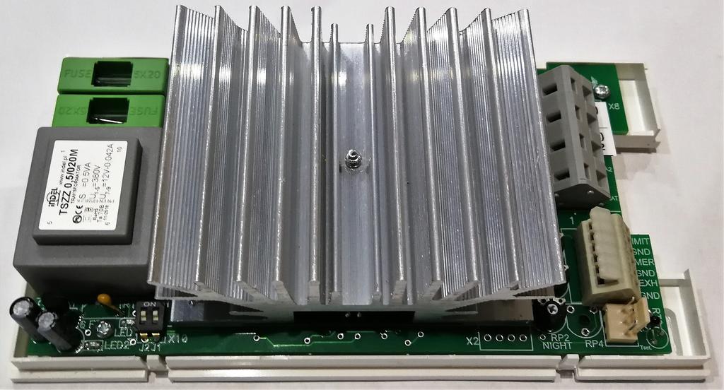 o mocy do 6,4 kw. Nie wolno użytkować go obciążeniem innym niż przewidziane. EHC 1 należy wpiąć szeregowo pomiędzy źródłem zasilania a nagrzewnicą. 4. DANE TECHNICZNE / OPIS. DANE TECHNICZNE Max.