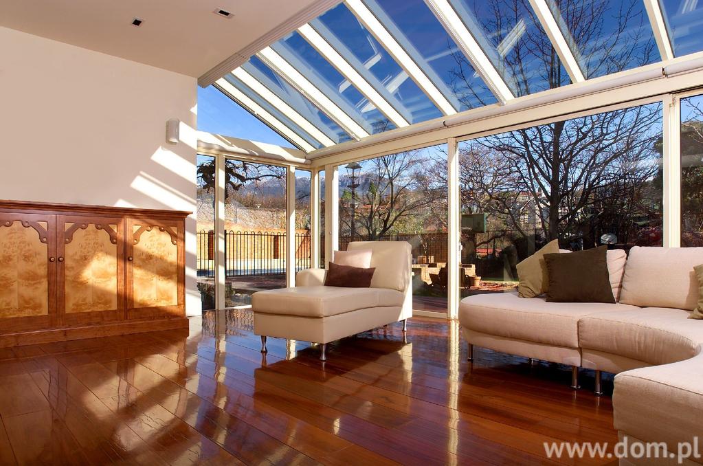 Dachy bezokapowe umożliwiają również montaż bardzo efektownych okien kolankowych, które doskonale doświetlają poddasze i nadają elewacji nowoczesny wygląd.
