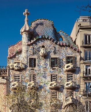 Przejedziemy również przez ekskluzywną aleję Passeig de Gracia, gdzie będzie można podziwiać niektóre z budowli Antoniego Gaudiego.