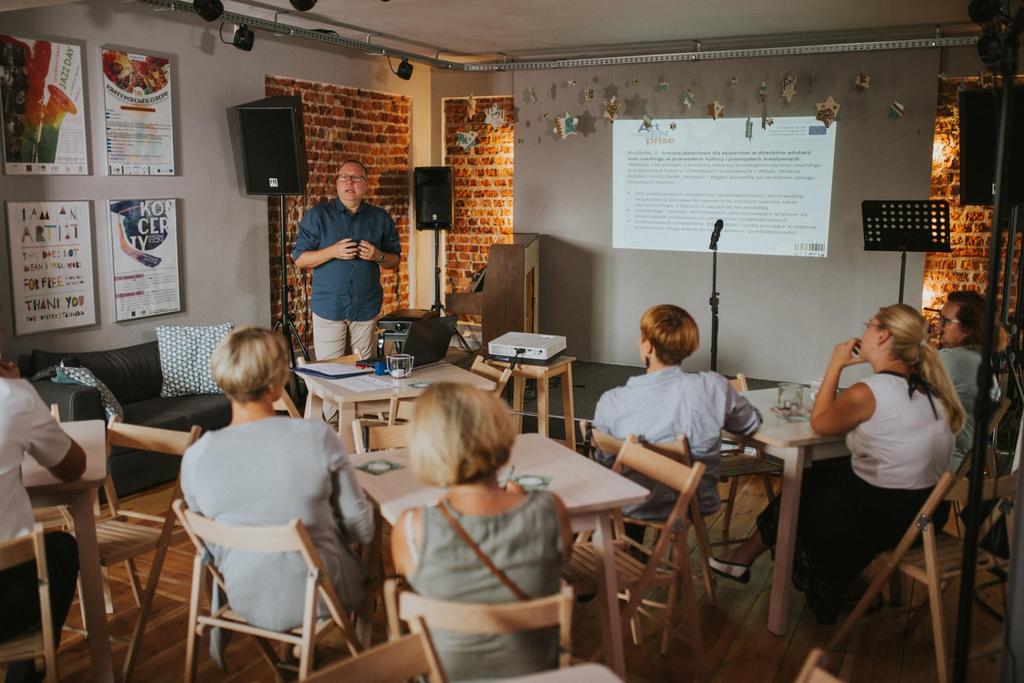 7 A r t E N p r i s e W 2016 roku rozpoczęliśmy realizację międzynarodowego projektu ArtENprise ( Supporting Artists and Cultural Organizations in developing Entrepreneurial Skills )