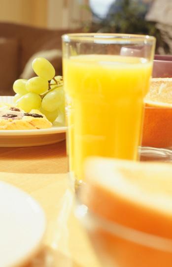 W innym badaniu⁹ w zakresie stężenia lipidów we krwi udział wzięły osoby dorosłe o podwyższonym lub prawidłowym poziomie cholesterolu.