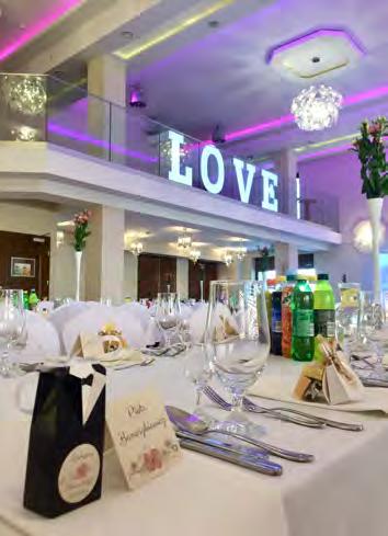 Nasza nowoczesna sala bankietowa o imponującej wysokości 6 m i powierzchni około 400 m 2 jest gotowa na przyjęcie do 250 gości weselnych.