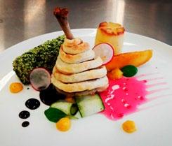 36 Podudzie z kurczaka 160 faszerowane suską sechlońską w cieście francuskim, z żelem owocowym, purée z dyni, panierowaną pietruszką, sosem balsamico, marynowaną cukinią, ziemniaczanym foundantem i