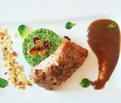 39 Grillowany łosoś podany z zielonym purée z kałużą sosu śliwkowo-jabłkowego, posypany złotymi migdałami 180 Łosoś Przygotować marynatę z kminku, pieprzu, suszonej cebuli, koperku i oleju.