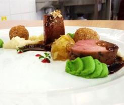 48 Polędwiczka wieprzowa na purée z salsefii i zielonego groszku, krokiet z oscypkiem i żurawiną, konfitura z jabłek i śliwkowy demi-glace 120 Kamila Woźniak Zespół Szkół Gastronomicznych im.