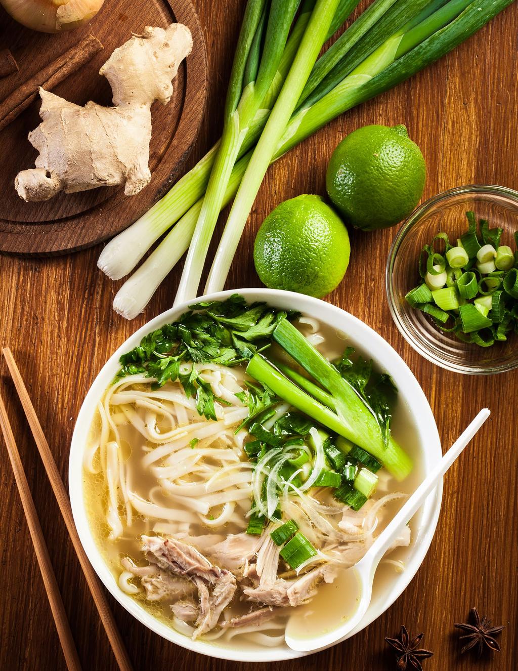 PHỞ GÀ ZUPA Z KURCZAKIEM I MAKARONEM RYŻOWYM Składniki: 3 kg oczyszczony kurczak bez piersi (może być kurczak, ale najlepsza będzie kura lub kapłon), dodatkowo można dodać więcej skrzydełek, a nawet