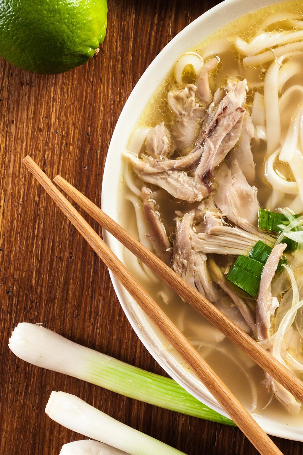 PHỞ GÀ ZUPA Z KURCZAKIEM I MAKARONEM RYŻOWYM Sposób przygotowania: Kurczaka/kurę/kapłona zalewamy zimną wodą i szybko doprowadzamy do wrzenia. Chwilę gotujemy i wylewamy wodę.