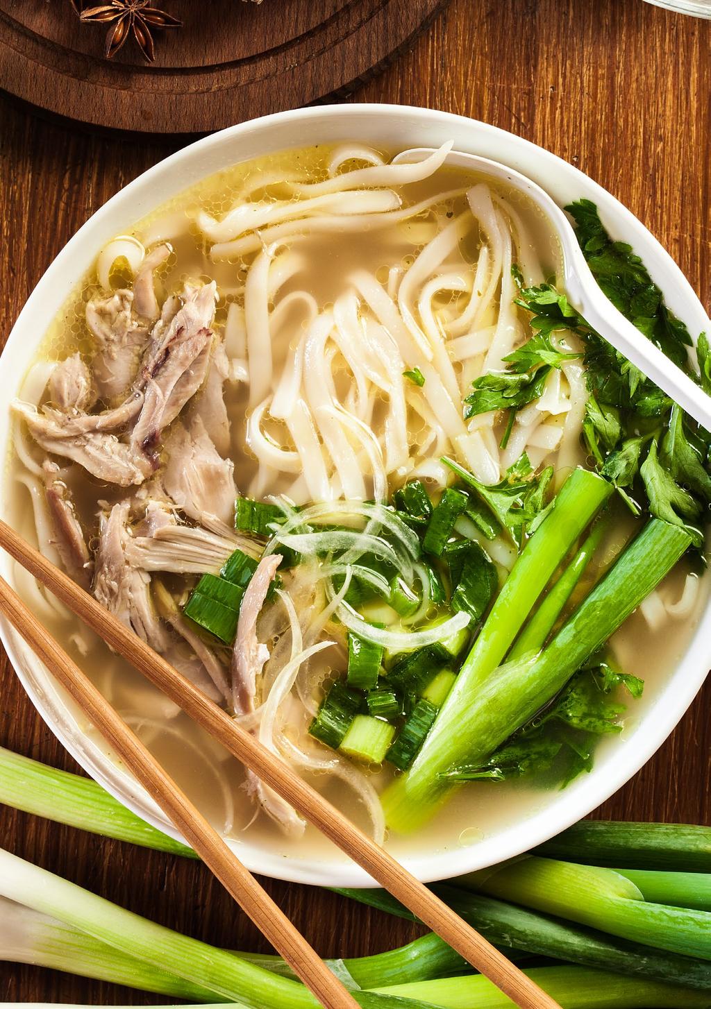 PHỞ GÀ ZUPA Z KURCZAKIEM I MAKARONEM RYŻOWYM Po 2 godzinach gotowania możemy rozpocząć aromatyzowanie wywaru.