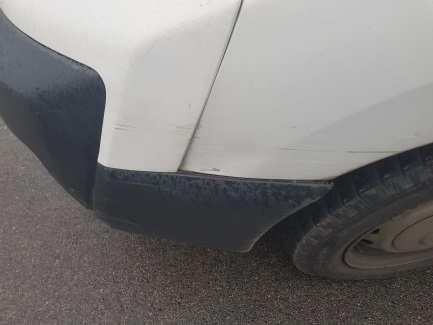 oraz uszkodzenia mechaniczne elementów tapicerki i kokpitu.