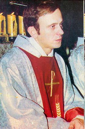 Popiełuszko kapłanem 28 maja 1972 przyjał święcenia kapłaoskie z rąk Prymasa Stefana Wyszyoskiego,który był dla Księdza Popiełuszki wzorem i duchowym autorytetem.