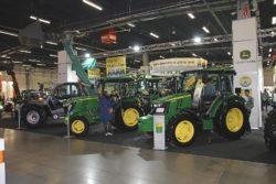 https://www. Stoisko firmy Jonh Deere na Agrotech 2019 John Deere zajmuje wysokie drugie miejsce wśród najczęściej wybieranych nowych ciągników w Polsce.