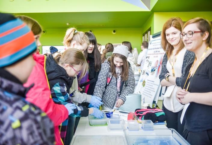 odwiedzenia stoisk informacyjno naukowych po garść naukowych