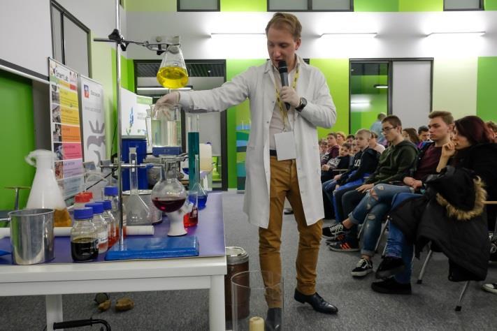 POKAZ SCIENCE-SHOW Smart_Lab 10:30-11:15, 11:30-12:15 Zobaczyć niewidoczne Czym są te wszędobylskie (i często niewidoczne) cząsteczki? Nasze rozważania urozmaici duża porcja eksperymentów!