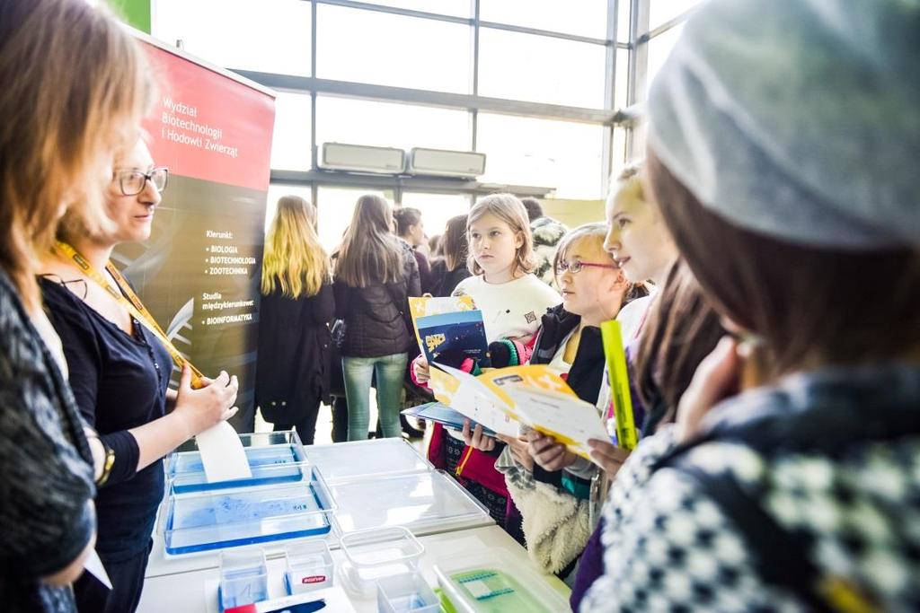 ŚCIEŻKI EDUKACYJNE E(X)PLORY 9:00-14:00 Każdy uczeń może pobrać na recepcji Festiwalu specjalne książeczki z zadaniami do wypełnienia, które