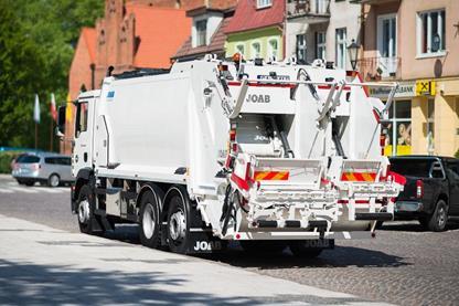 sposób wykluczający ich mieszanie lub wzajemne zanieczyszczenie frakcji odpadów w następujący sposób [14]: pojazdami pyłoszczelnymi z zabudową dwukomorową, odbiór pojemników