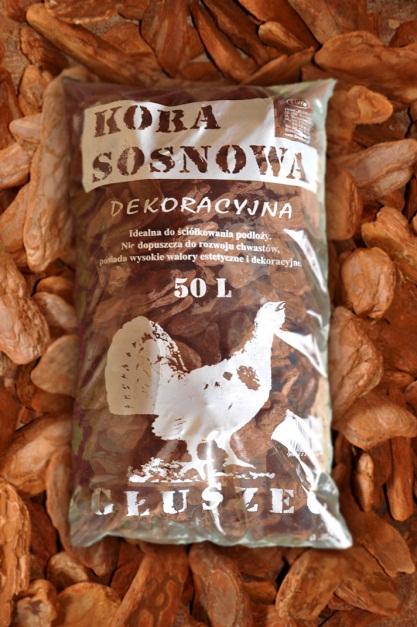 Kora sosnowa średnia ( od 20 do 40mm) Służy do przykrywania podłoży pod bylinami, krzewami oraz w misach drzew owocowych i ozdobnych, dzięki temu hamuje wzrost chwastów, chroni rośliny przed