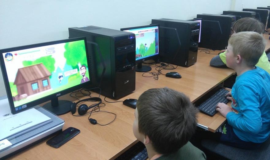 dziećmi w grę komputerową o Ignacym Łukasiewiczu.
