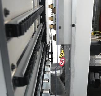 ŁATWE, SZYBKIE I DOKŁADNE BLOKOWANIE PŁYT Kompaktowe i sztywne centrum z pionową strukturą