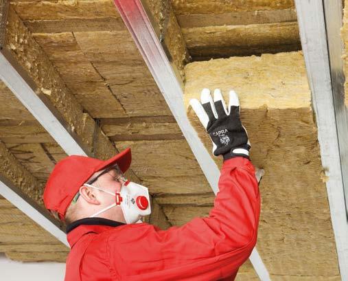 Dzięki obudowaniu elementów drewnianej więźby dachowej z trzech stron niepalną skalną wełną ROCKWOOL zabezpieczamy je przed oddziaływaniem ognia.