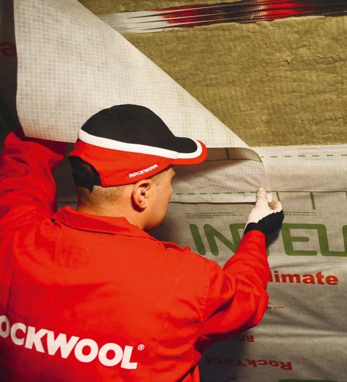 Folię paroizolacyjną ROCKTECT Intello Climate Plus można przyklejać zarówno w poziomie, jak i w pionie.