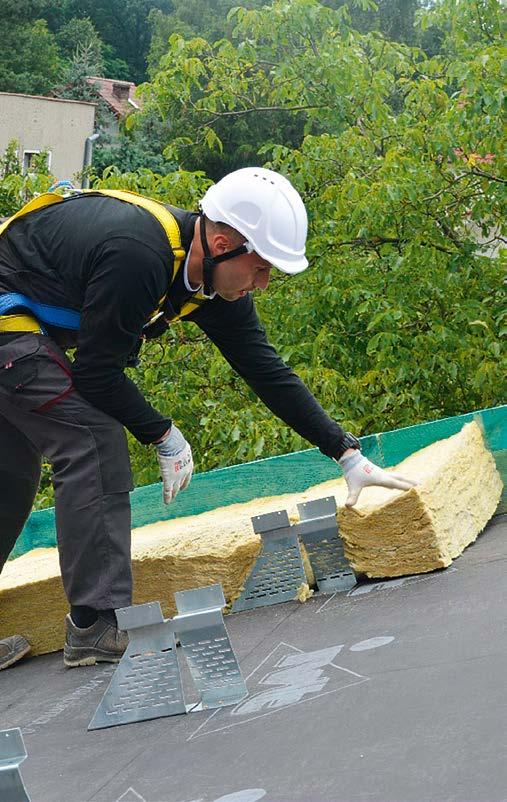 Układanie pierwszej warstwy izolacji TOPROCK SUPER lub SUPERROCK W zależności od wysokości wspornika, grubość pierwszej warstwy izolacji może wynosić 120 mm