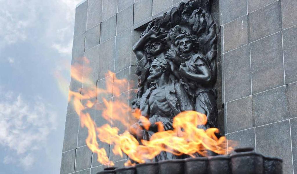 UPAMIĘTNIENIE W 1948 r. na ruinach getta wzniesiono okazały Pomnik Bohaterów Getta upamiętniający żydowskich powstańców oraz wielką akcję likwidacyjną.