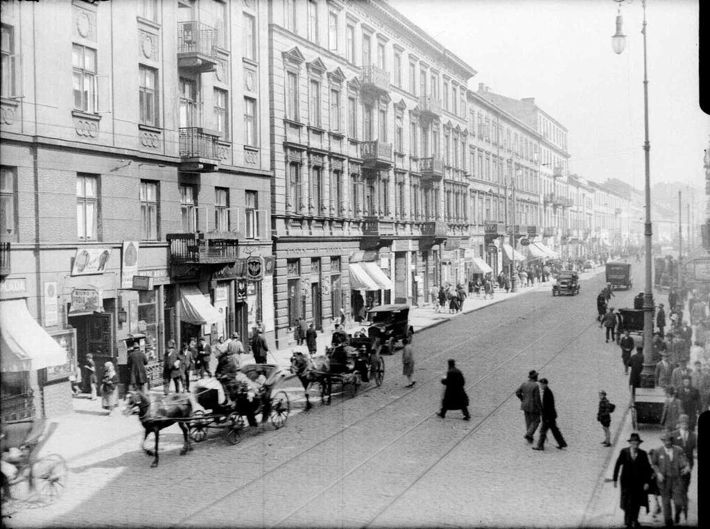 ŻYDZI W WARSZAWIE PRZED II WOJNĄ ŚWIATOWĄ W Warszawie przed wybuchem II wojny światowej mieszkało 367 tys. Żydów. Stanowili ok. 30% ludności miasta. Życie żydowskiej Warszawy skupiało się wokół tzw.