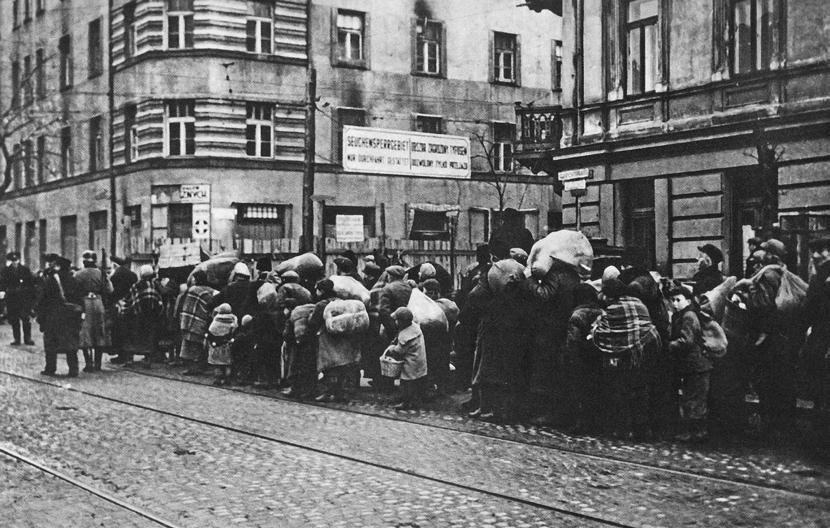 Największa odnotowana liczba ludności żydowskiej w getcie wynosiła ok. 460 tys. Mur oddzielający stronę aryjską od getta, 1941 r.