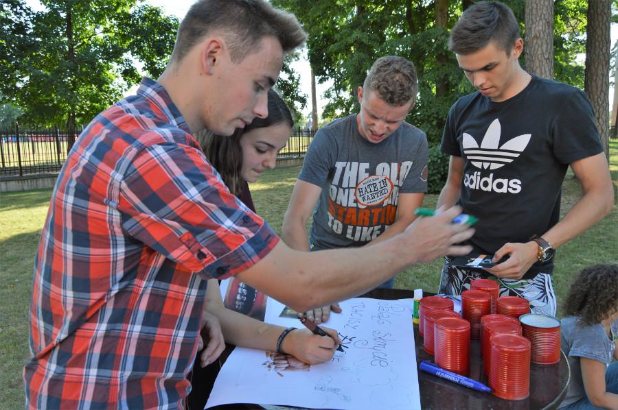 puszek z procy, rzut do celu, bieg z jajkiem na łyżce, przelewanie wody, czy