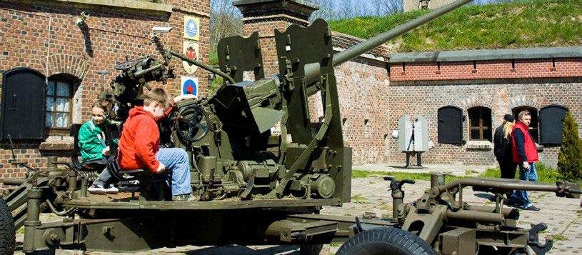 dla nieustraszonych odkrywców Twierdza na wyspach, czyli rozmieszczone po obu stronach Świny Fort Anioła, Fort Zachodni, Fort Gerharda i inne obiekty fortyfikacyjne to unikatowy zespół zabytkowych