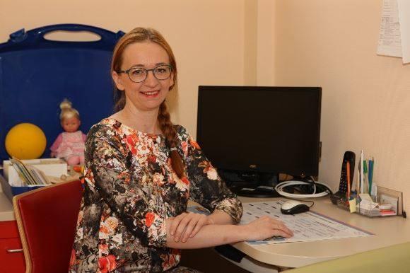 konsultacje i porady psychologiczne dla przyszłych i świeżo upieczonych mam czy rodziców, a także spotkania i warsztaty edukacyjne, które pomagają tak zorganizować przestrzeń dla dziecka, dobrać mu