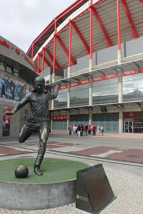 Estádio da Luz Stadion Światła albo Stadion Światłości, stadion piłkarski w Lizbonie na którym swoje mecze rozgrywa klub SL Benfica i reprezentacja Portugalii.