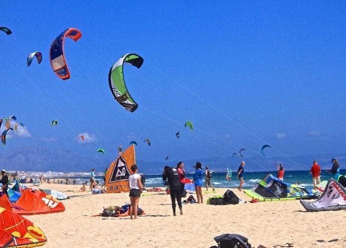 Nocleg w hotelu (Tarifa ) Windsurfing -sport wodny, uprawiany przy użyciu deski i przymocowanego do niej elastycznie pędnika żaglowego.