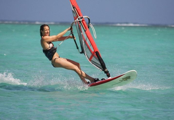 Jednak to Jim Drake i Hoyle Schweitzer są autorami określenia "windsurfer", które zostało opatentowane w USA w 1973 roku.
