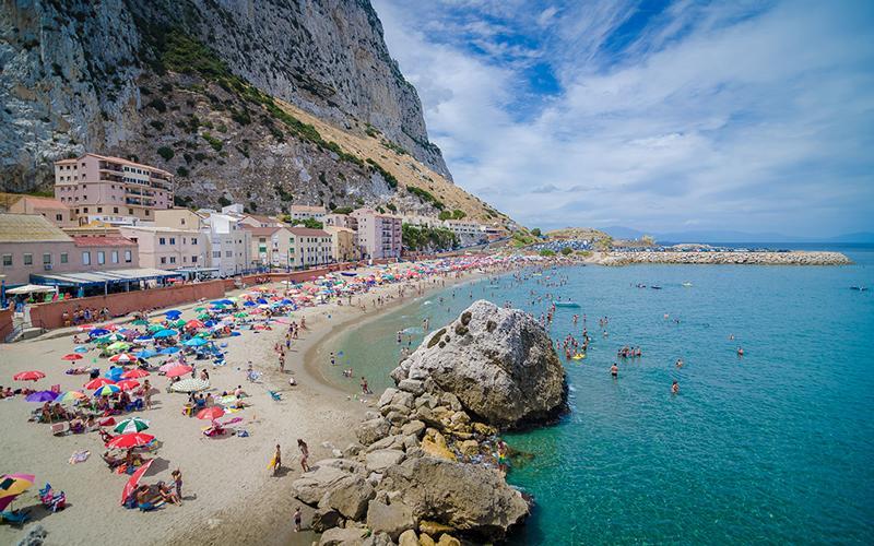 Transfer do hotelu - Kolacja w restauracji La Casona - Nocleg w hotelu (Tarifa) Gibraltar to niezależne terytorium Wielkiej Brytanii położone na południowym wybrzeżu