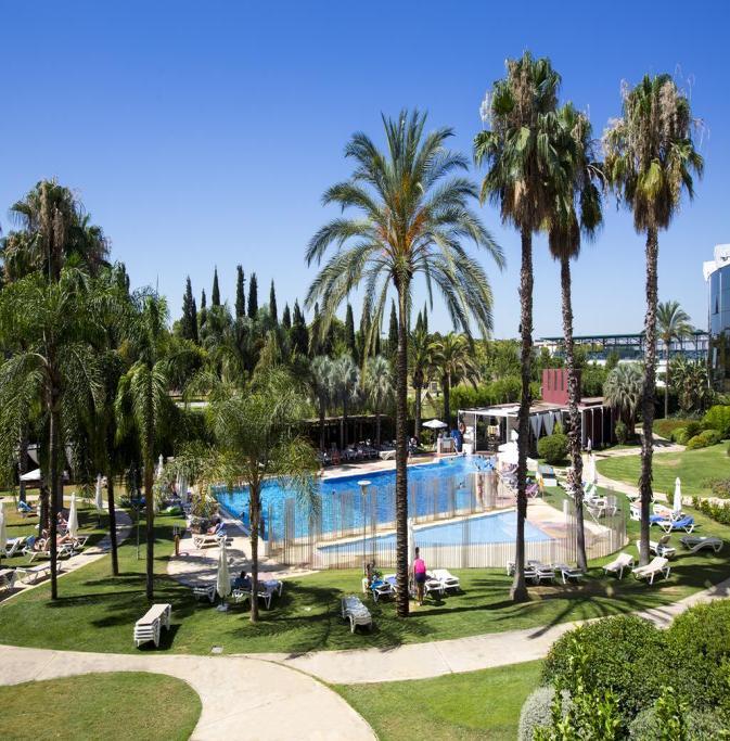 Hotel Al-Andalus Palace jest położony w sewilskiej dzielnicy Heliopolis. W 5 minut można z niego dojechać na plac Plaza de España.
