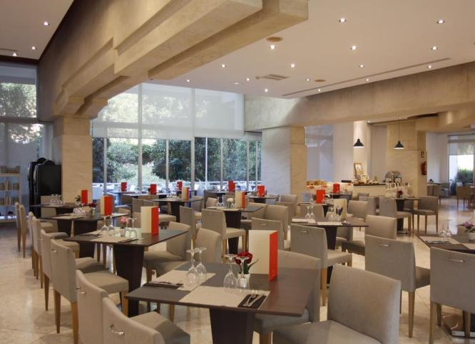 Hotel jest oddalony o 1 km od pola golfowego Pineda i o 2 km od parku Marii Luizy.