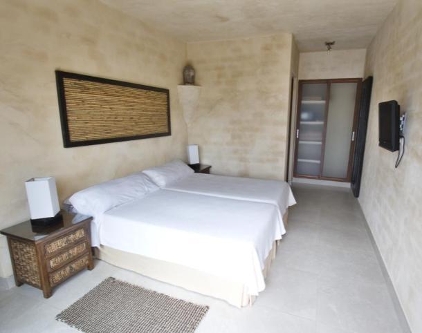 Hotel oferuje pokoje i bungalowy urządzone w stylu marokańskim.