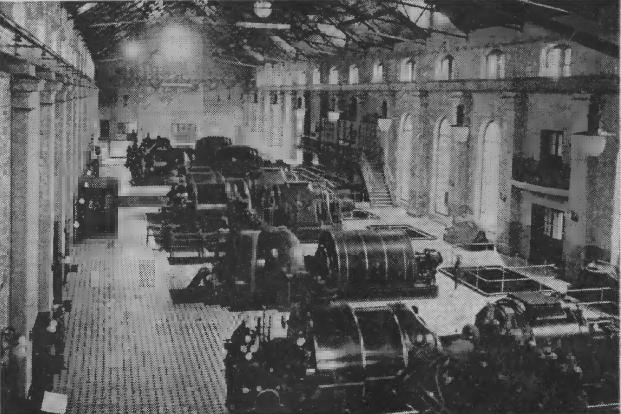 Elektrownia Warszawska wnętrze hali maszyn W czasie oblężenia Warszawy w 1939 r. elektrownia została zbombardowana i unieruchomiona w dniu 23 września.