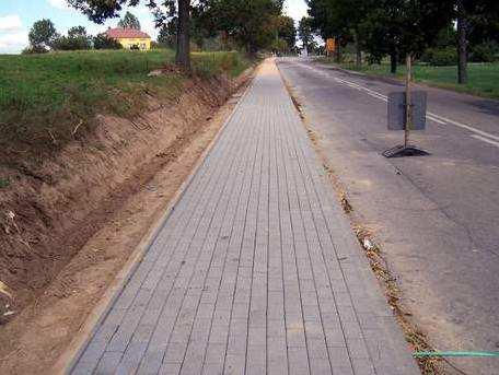 Rysunek 6 Rów przydrożny bez umocnionych skarp (źródło: www.zbdat.com.pl) Rowy przydrożne pozostają jednym z najtańszych i najprostszych sposobów na odprowadzenie wody z powierzchni utwardzonych.