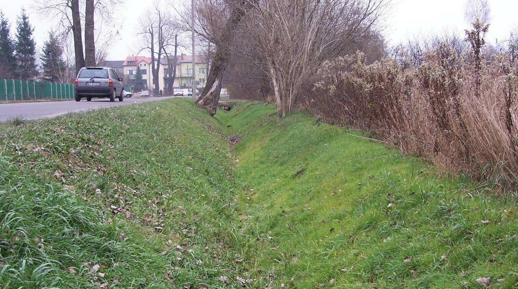 Rysunek 13 Fragment uregulowanego i konserwowanego rowu Rowy infiltracyjne pozwalają skutecznie zmniejszyć zrzut ścieków do odbiornika z uwagi na zachodzącą w czasie transportu infiltrację do gruntu